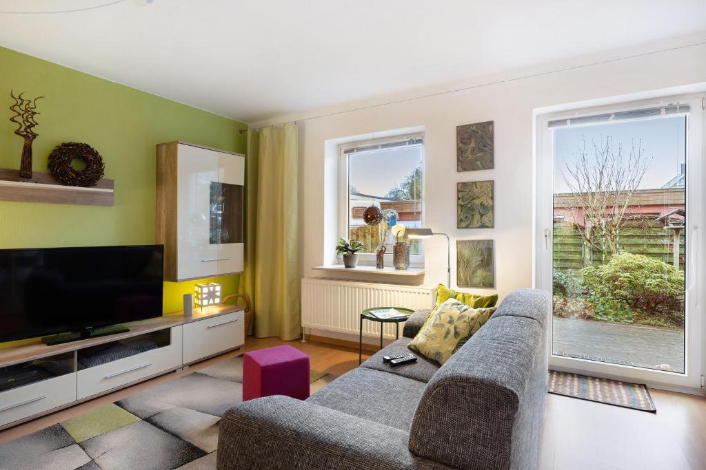a living room with a couch and a tv at Huus Meernmank in Achtrup
