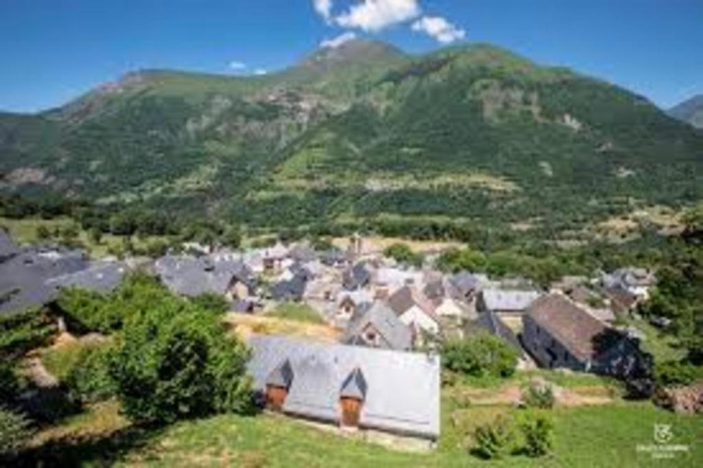 Luftaufnahme eines Dorfes mit einem Berg in der Unterkunft Gary Vallée in Sazos