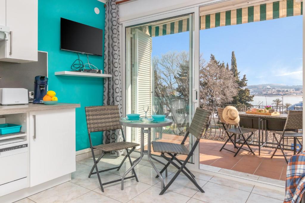 a kitchen with a table and chairs and a balcony at Bella mar in L'Escala