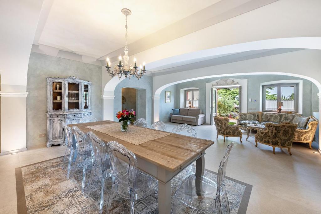 a dining room with a table and chairs at Abaye I Champagne Charm Adults Only in Soiano del Lago
