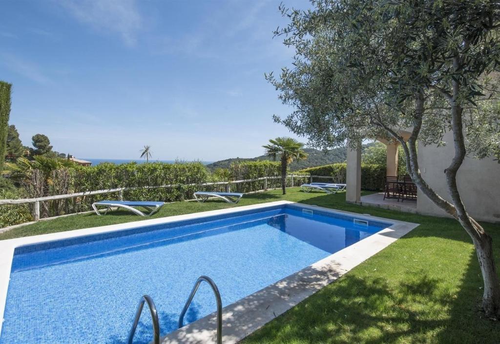 ein Swimmingpool im Garten eines Hauses in der Unterkunft Flor Begur in Begur