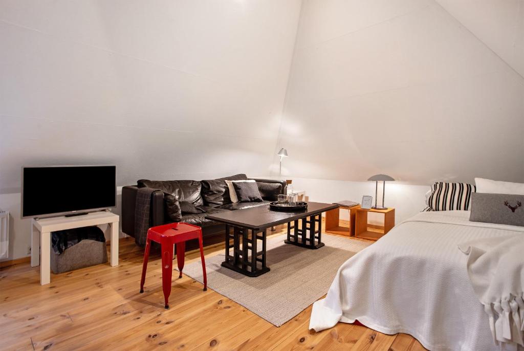 ein Wohnzimmer mit Sofa und Tisch in der Unterkunft McIntosh in Groß Wokern
