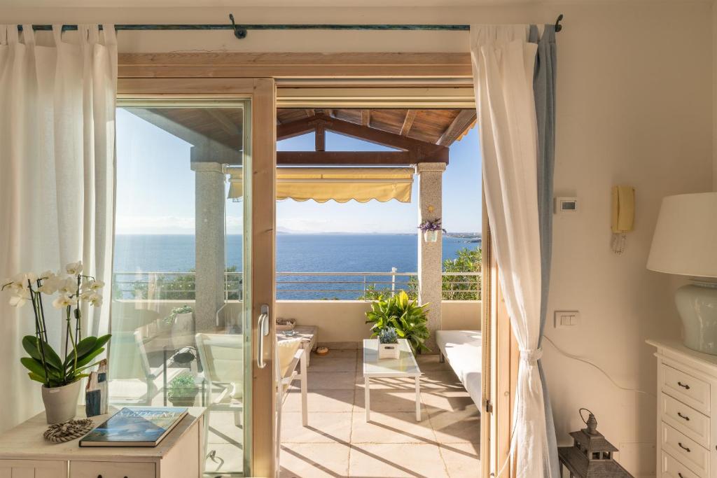 a room with a view of the ocean at Villa Daisy in Quartu SantʼElena