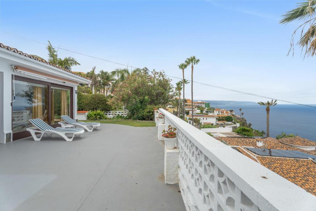 a balcony of a house with a view of the ocean at Casa Mara in Sauzal
