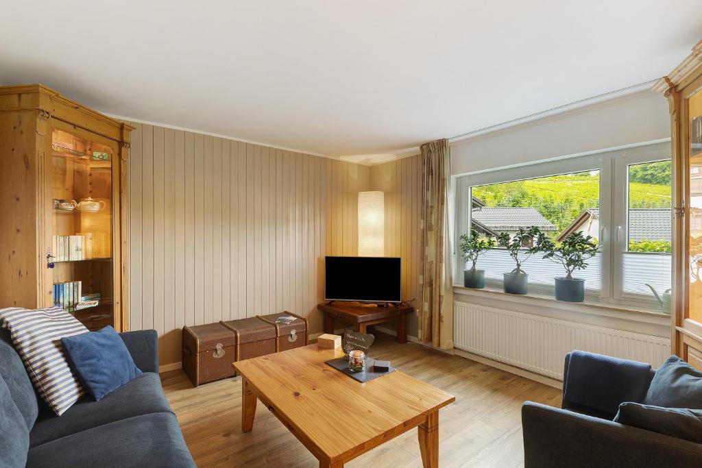 a living room with a couch and a table at Ferienwohnung Dorlar in Schmallenberg