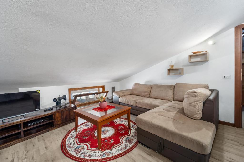 a living room with a couch and a tv at Casa Eleonora in San Sperate
