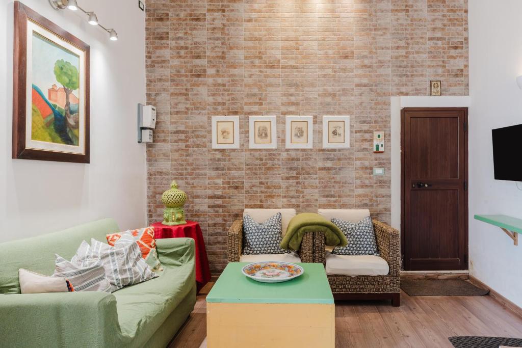 a living room with a couch and a table at Casa Roberta in Granitola