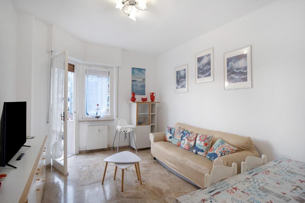 a white living room with a couch and a table at Albenga Mary 43 6 in Albenga