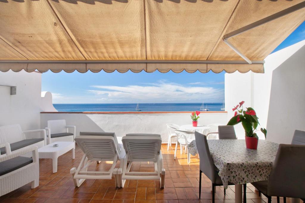 a dining room with a view of the ocean at Las Fuentes in Arona