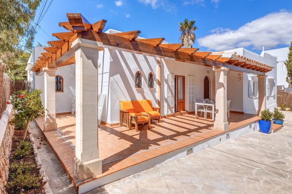 a white house with a pergola on a patio at Sant Antoni in Santanyi