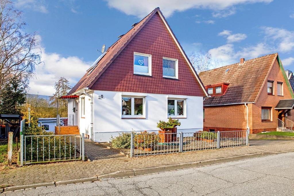 a white house with a red roof at Ferienwohnung Itzehoe in Itzehoe