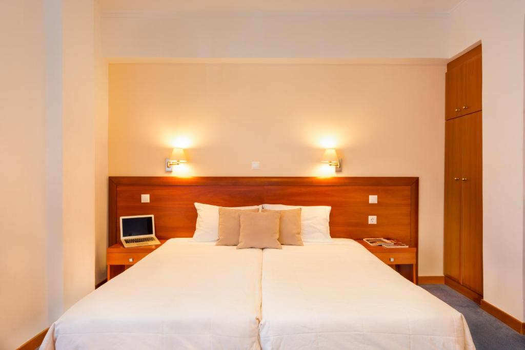 Łóżko lub łóżka w pokoju w obiekcie Akrata Beach Hotel