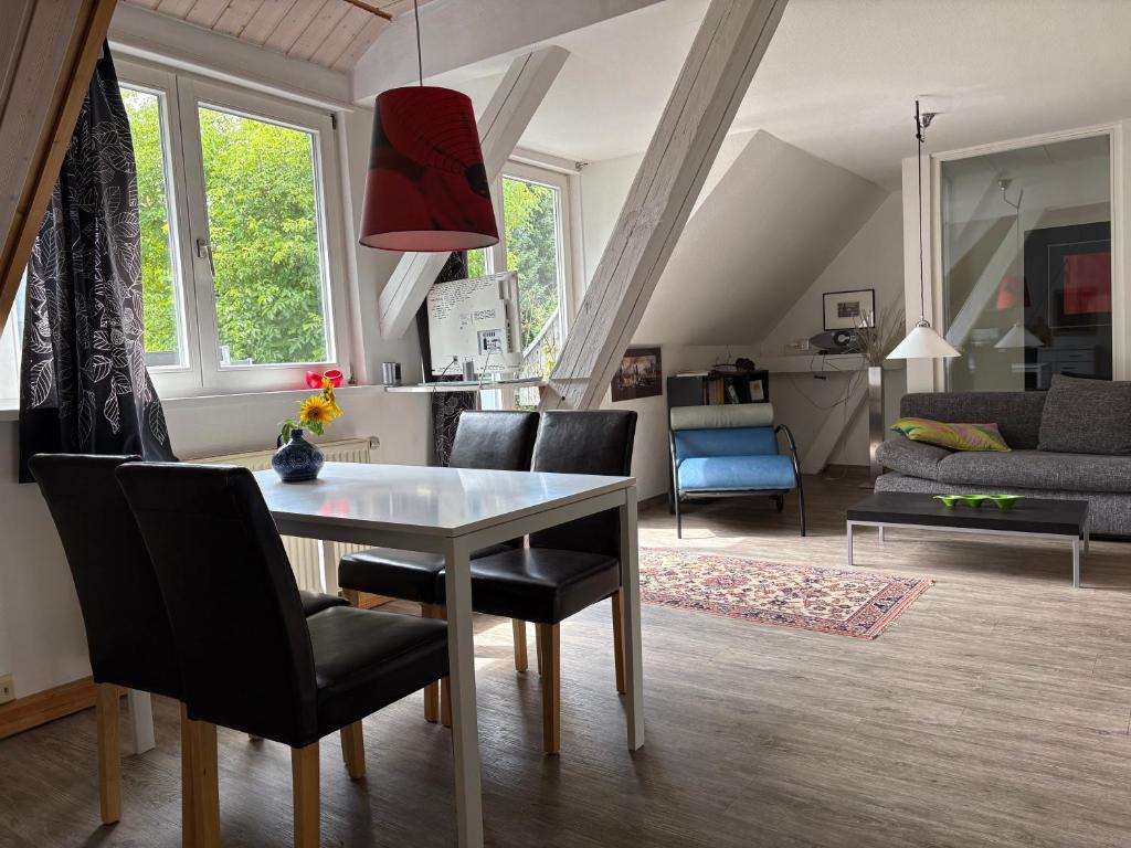 a living room with a dining room table and chairs at Ferienwohung Rotkehlchen in Kurort Gohrisch