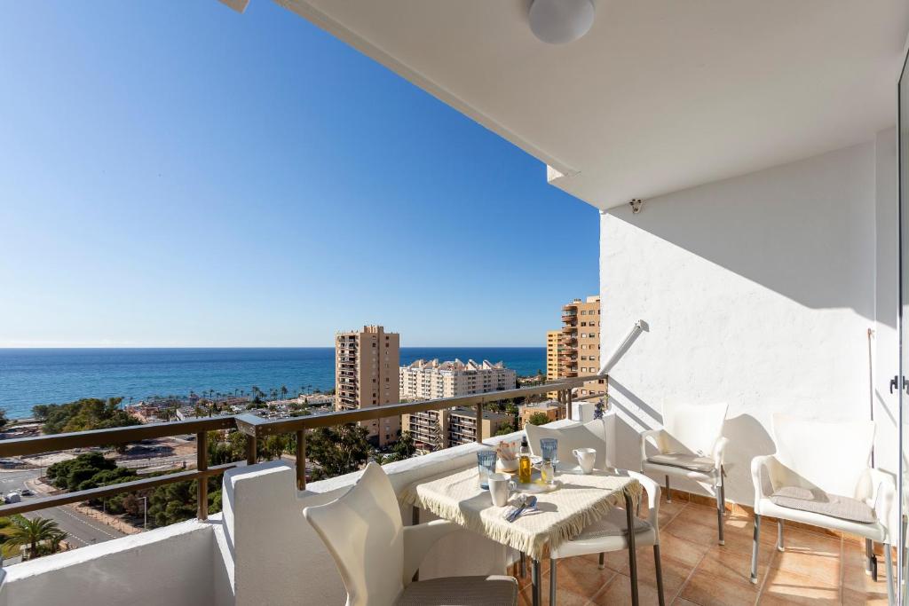 a balcony with a table and chairs and the ocean at Apartamento Loli in Aguadulce
