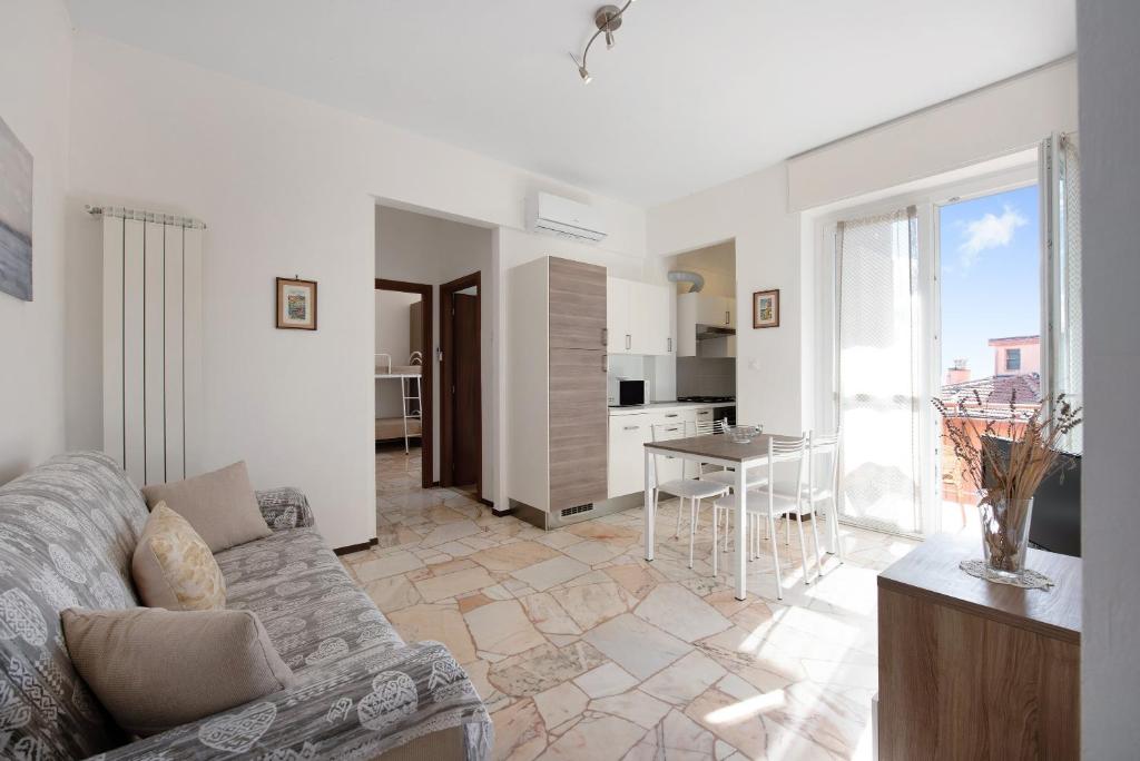 a living room with a couch and a table at Bilocale Corosu con 2 balconi in Varazze