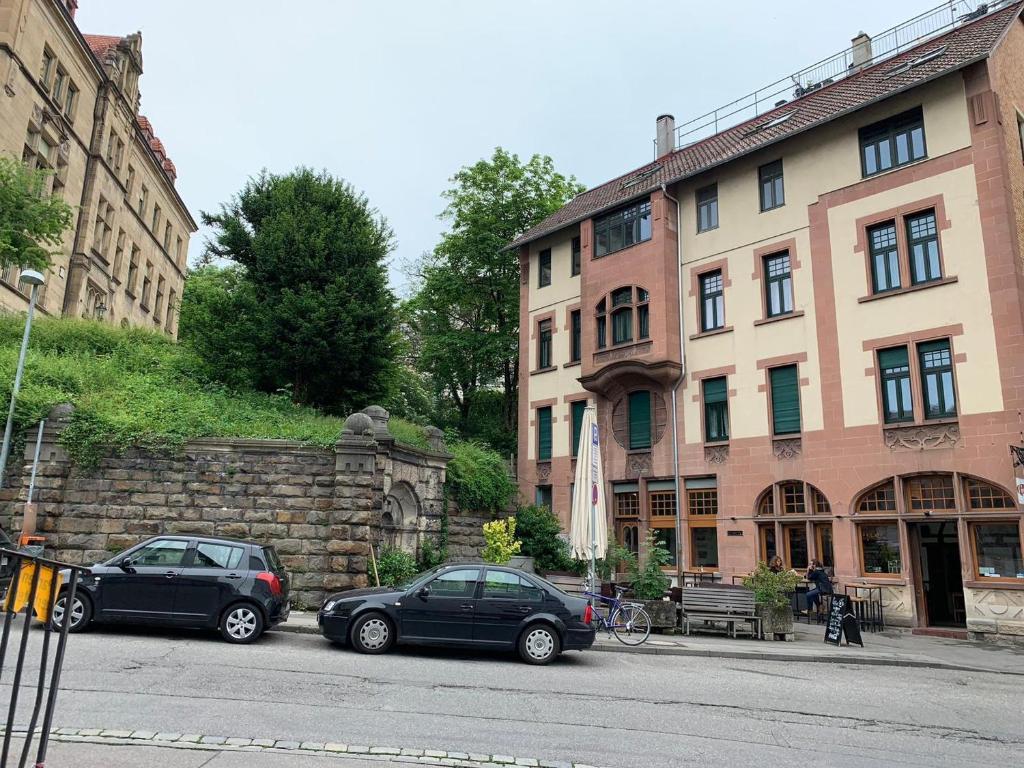 two cars parked in front of a building at Ferienzimmer Tübingen in Tübingen