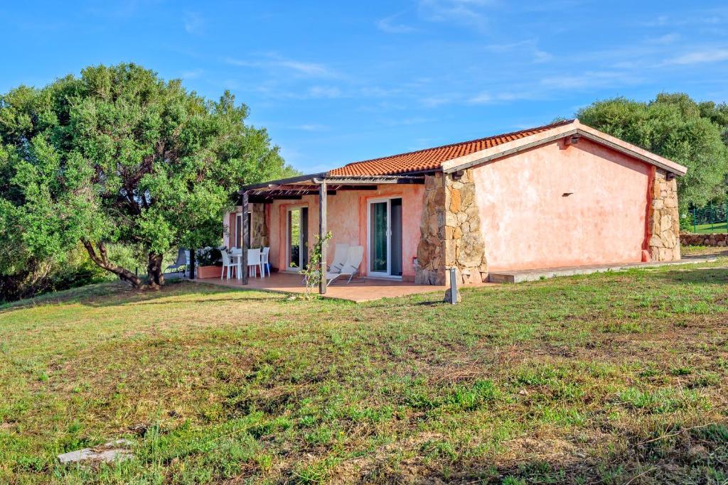 a farmhouse with a large yard in front of it at Stazzu Gallurese in Olbia