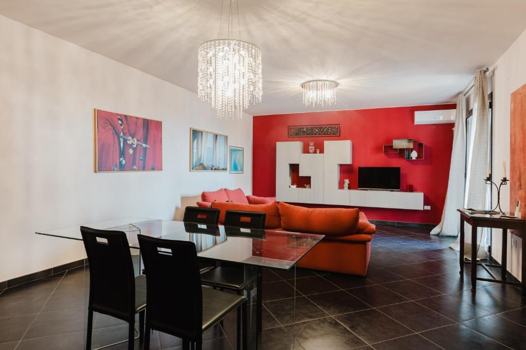 a living room with a glass table and a couch at Casa Cuore in Marsala