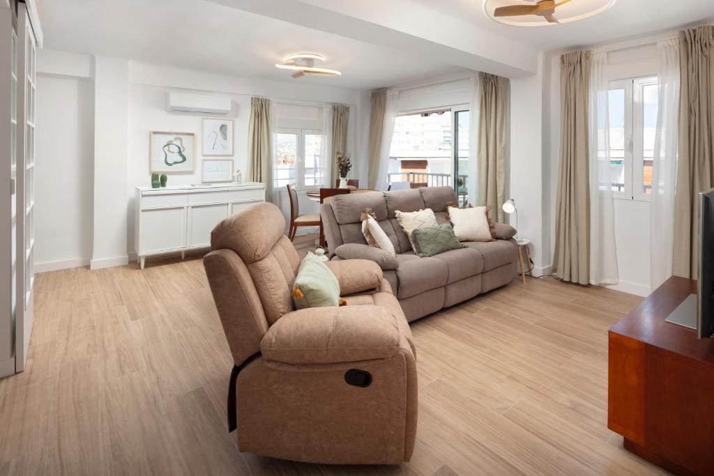 a living room with a couch and a chair at Marineros Sureste A111 in Torre del Mar