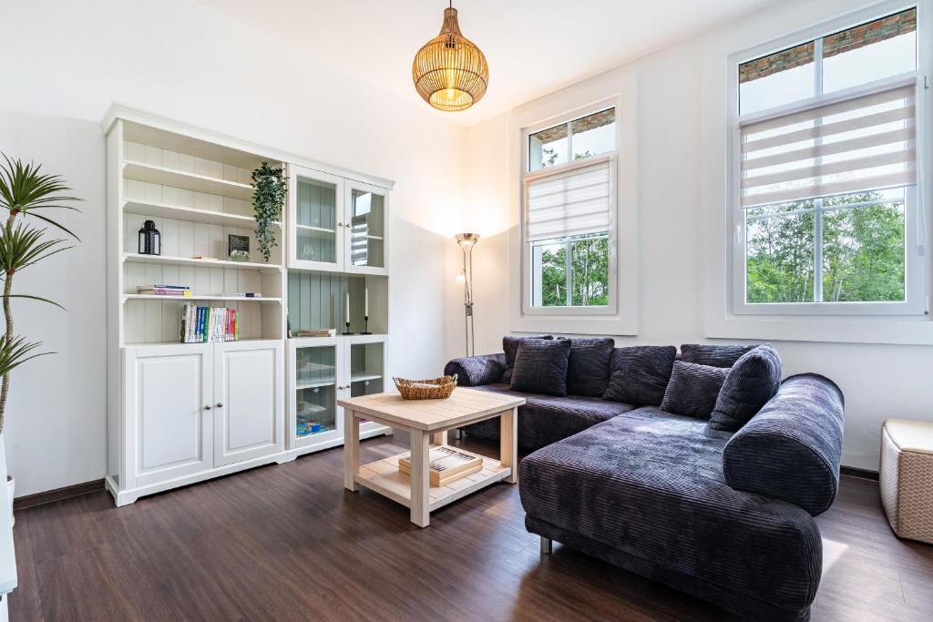 ein Wohnzimmer mit Sofa und Tisch in der Unterkunft Quartier in Lauta