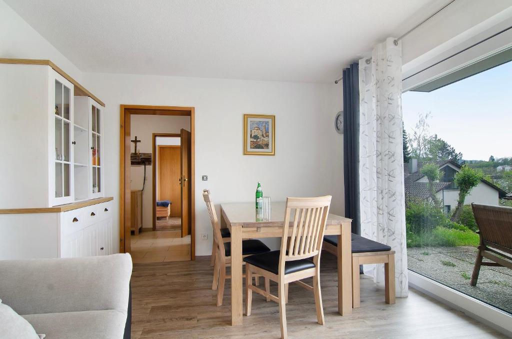 a kitchen and dining room with a table and chairs at Ferienwohnung Honberg in Tuttlingen