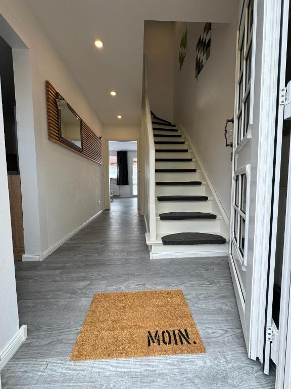 a view of a hallway with a mom rug on the floor at Smolly's Ferienwohnung in Bad Zwischenahn