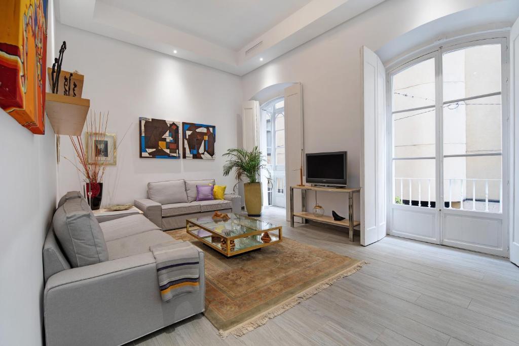 a living room with a couch and a tv at Piso con Encanto in Cádiz