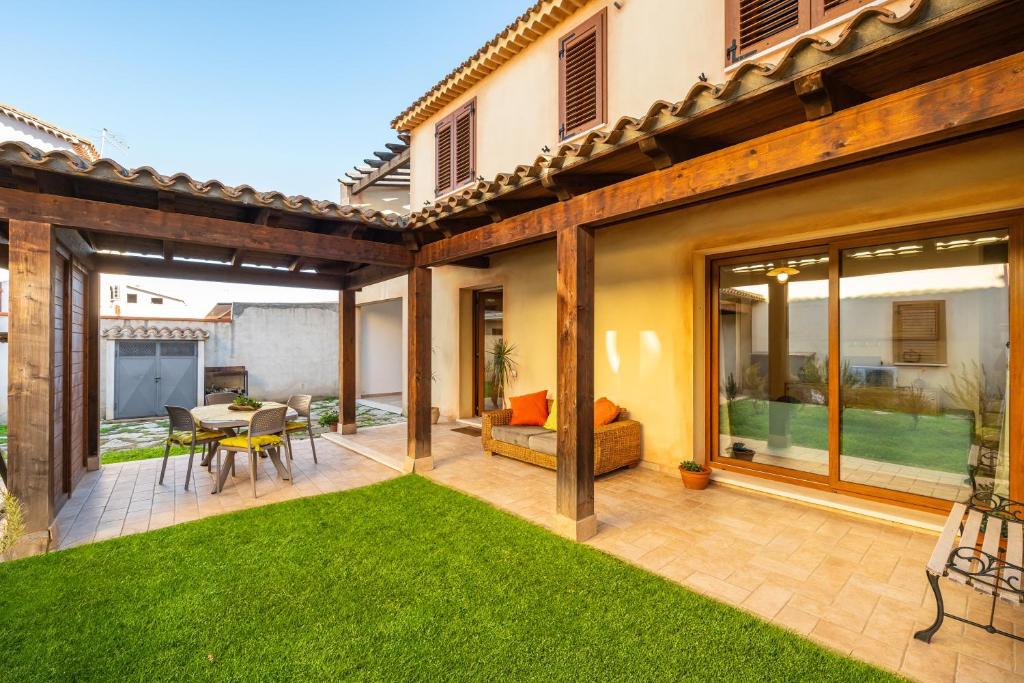 an internal view of a patio with grass at Girasole 2 in Pula