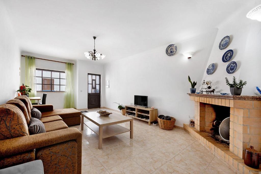 a living room with a couch and a fireplace at Casa Brita in Raposeira
