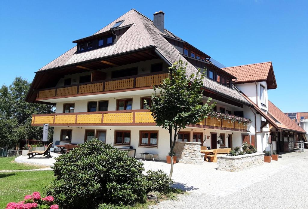 a large building with a gambrel roof at Ignazhof in Horben