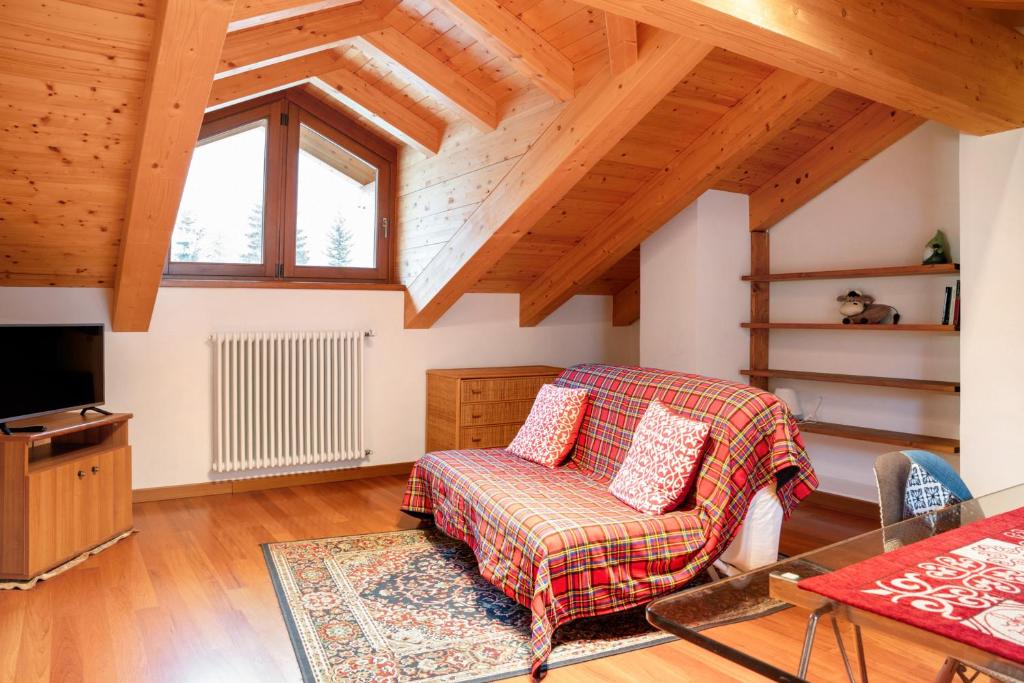 a living room with a couch and a tv at Residence Chalet Provenzale in Acceglio
