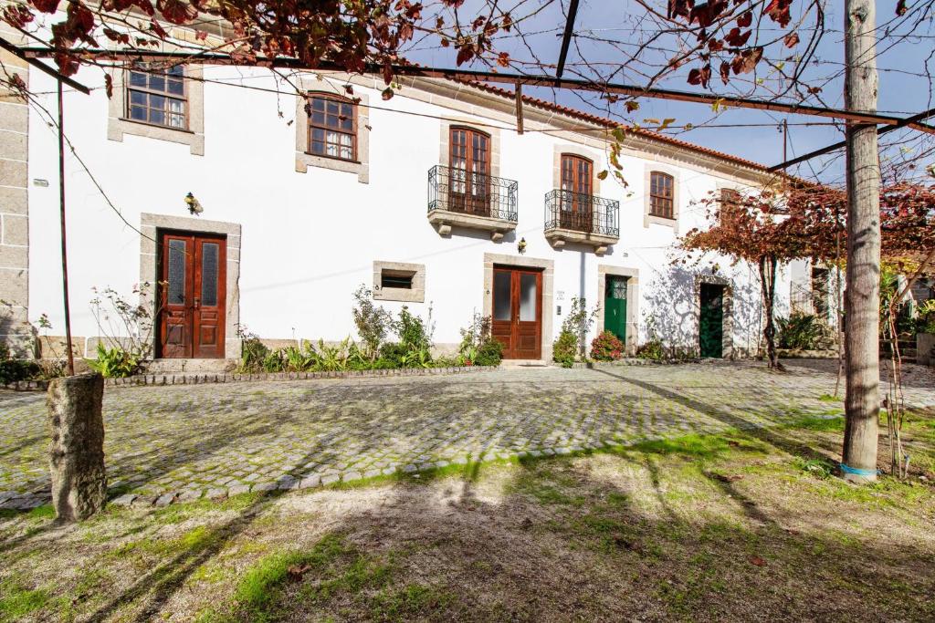 an exterior view of a white house at Casa do Adro do Soajo in Soajo