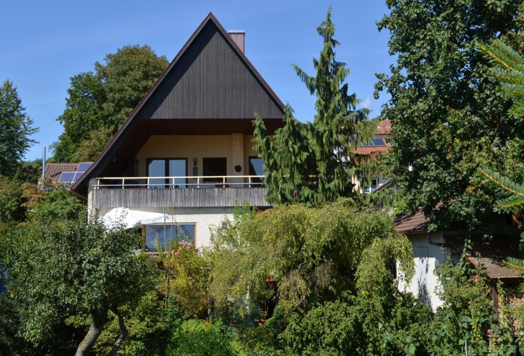 a house with a gambrel roof at Ferienwohnung Lahr in Lahr