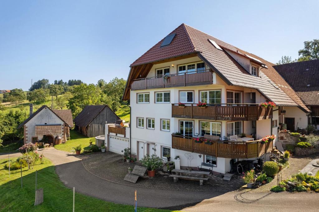ein großes weißes Haus mit braunem Dach in der Unterkunft Budererhof in Freiamt