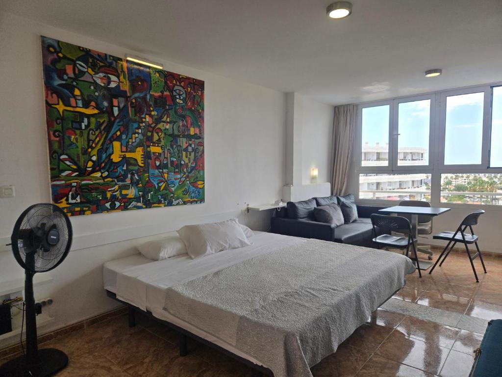 a bedroom with a bed and a painting on the wall at Loft Molinos Corner in San Bartolomé