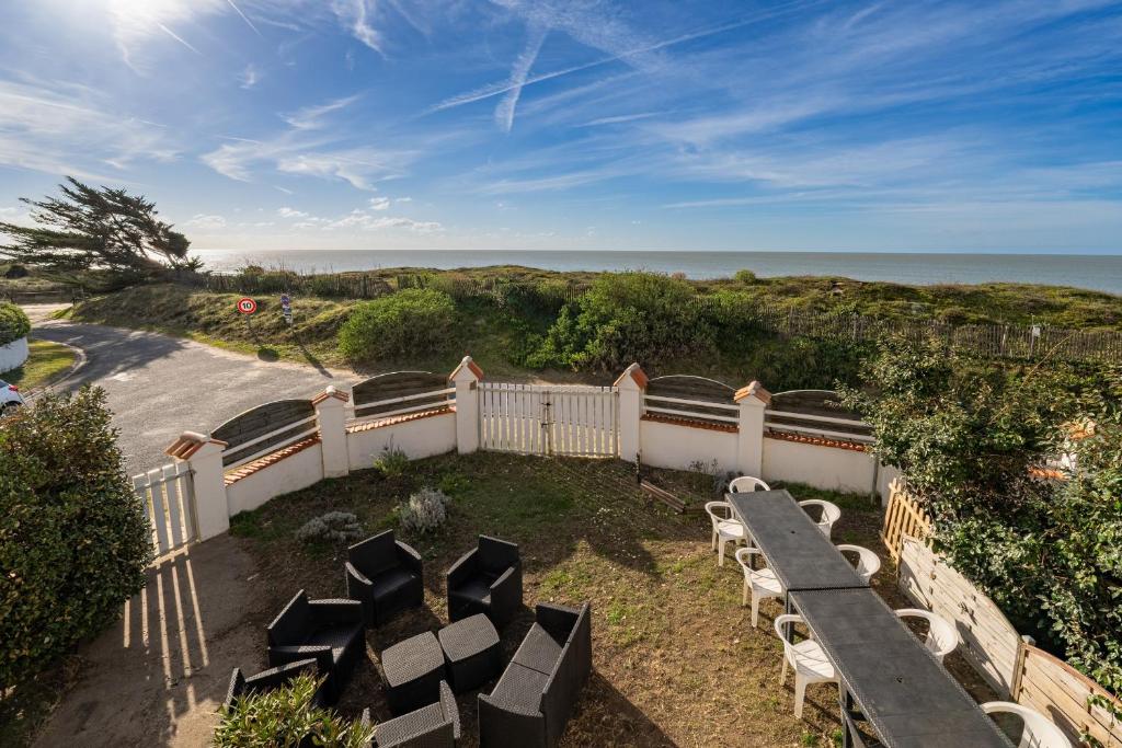 an aerial view of a house with a fence and the ocean at Logement vue mer à 50m de plage in Barbâtre
