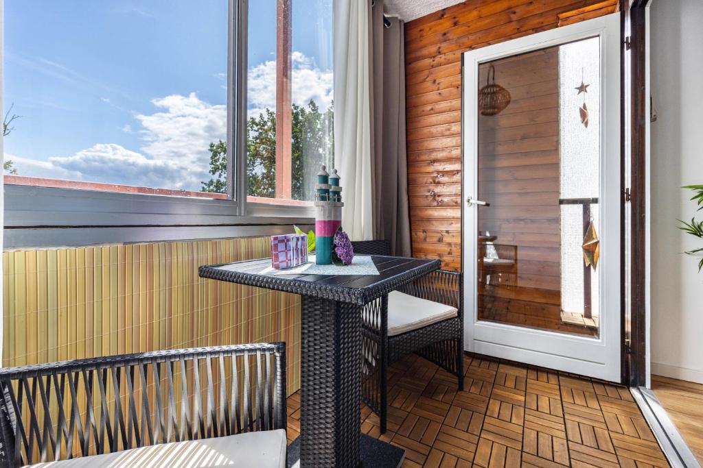 a small balcony with a table and a window at Lieblingsplatz in Wunstorf