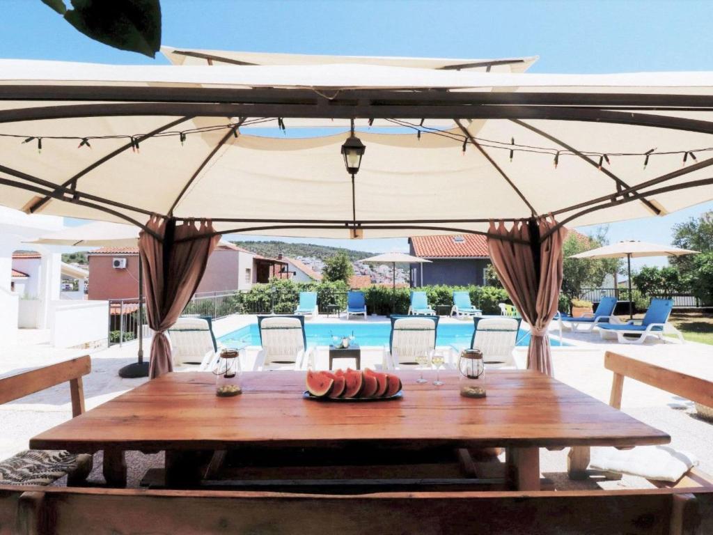 Holiday Home in Okrug Gornji mit Schönem Pool und Meerblick by Interhome