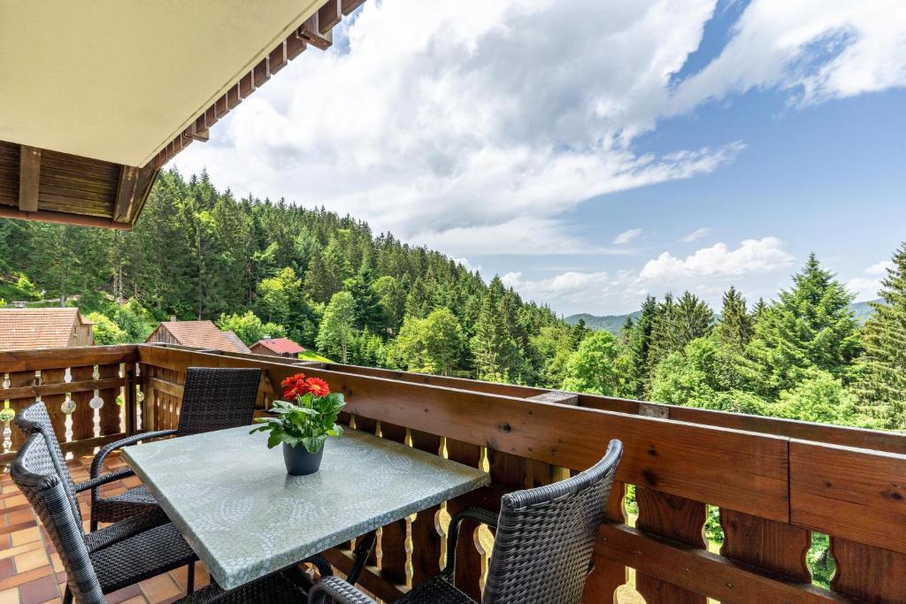 a table on a balcony with a view of the mountains at Fuchsmichelhof 4 in Seebach