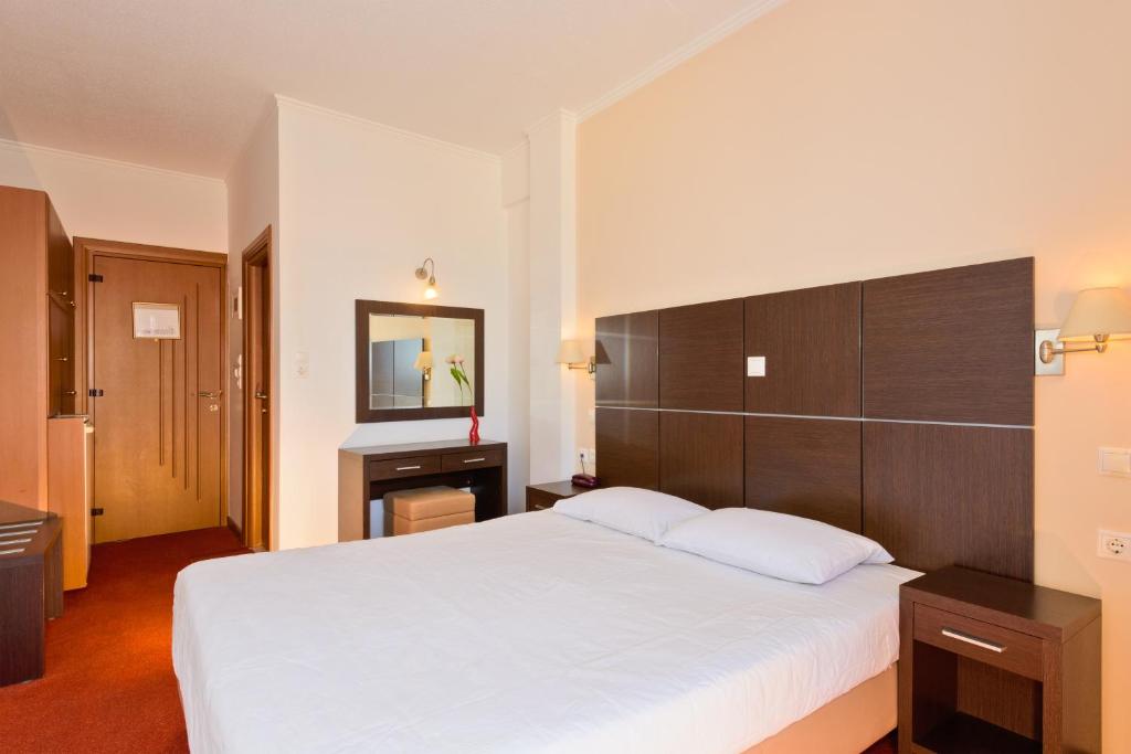 Łóżko lub łóżka w pokoju w obiekcie Akrata Beach Hotel