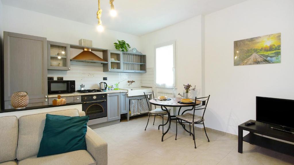 eine Küche und ein Wohnzimmer mit einem Tisch und einem Sofa in der Unterkunft Casa Pullin in Carasco