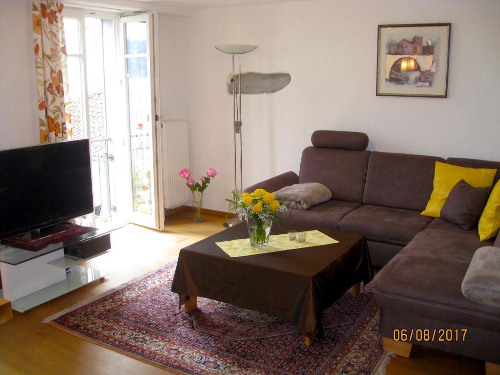 a living room with a couch and a coffee table at Damkröger 2 Inselwohnung - Seeblick in Lindau