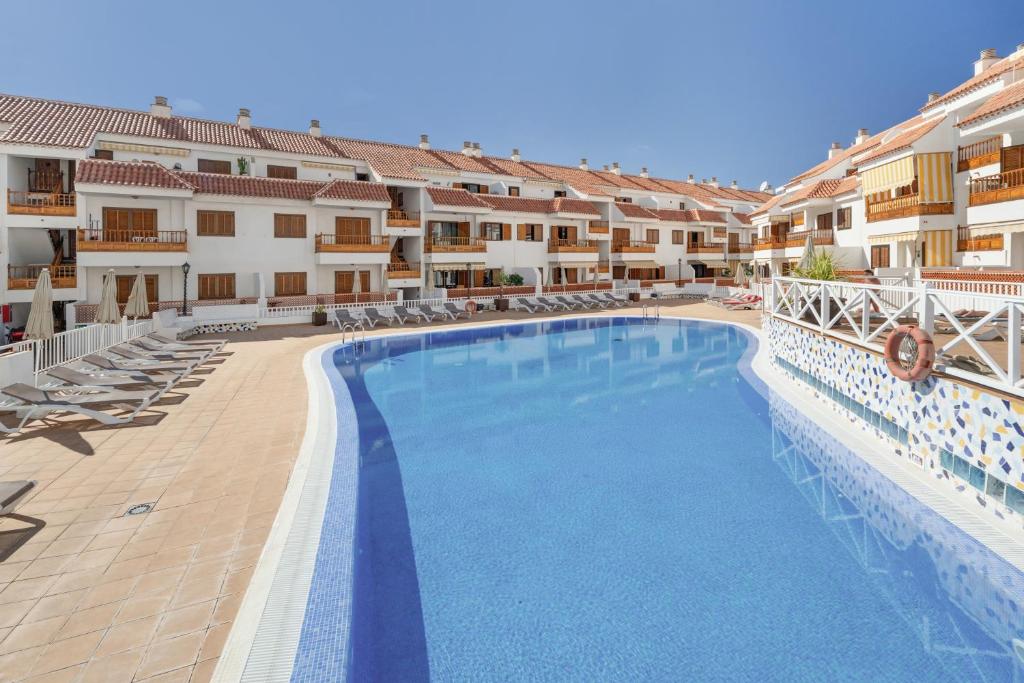 a view of a swimming pool in a hotel at Atico cardon beach in Costa Adeje