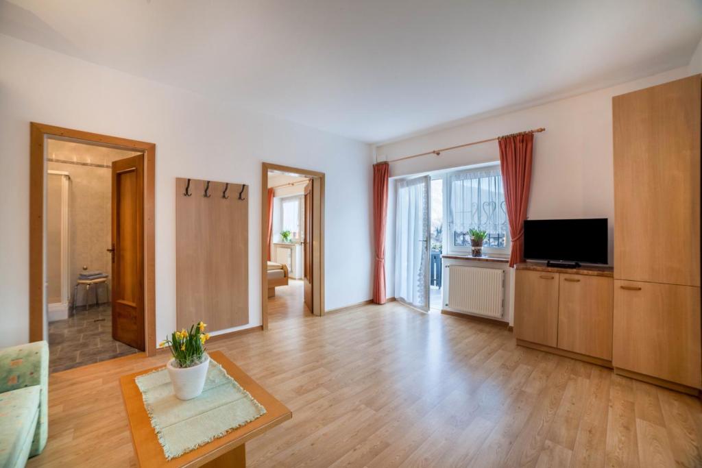 Residence Pichler Apartment 6 - One-Bedroom Apartment With Garden