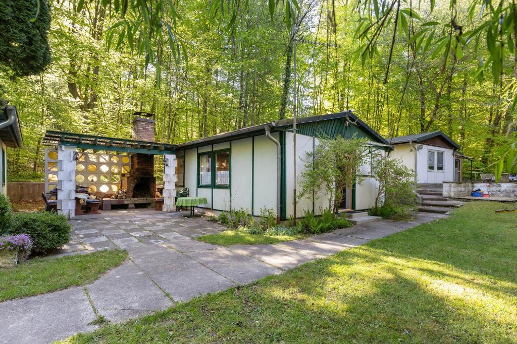 a house in the woods with a patio at Ferienbungalow 1 in Boitzenburg in Boitzenburg