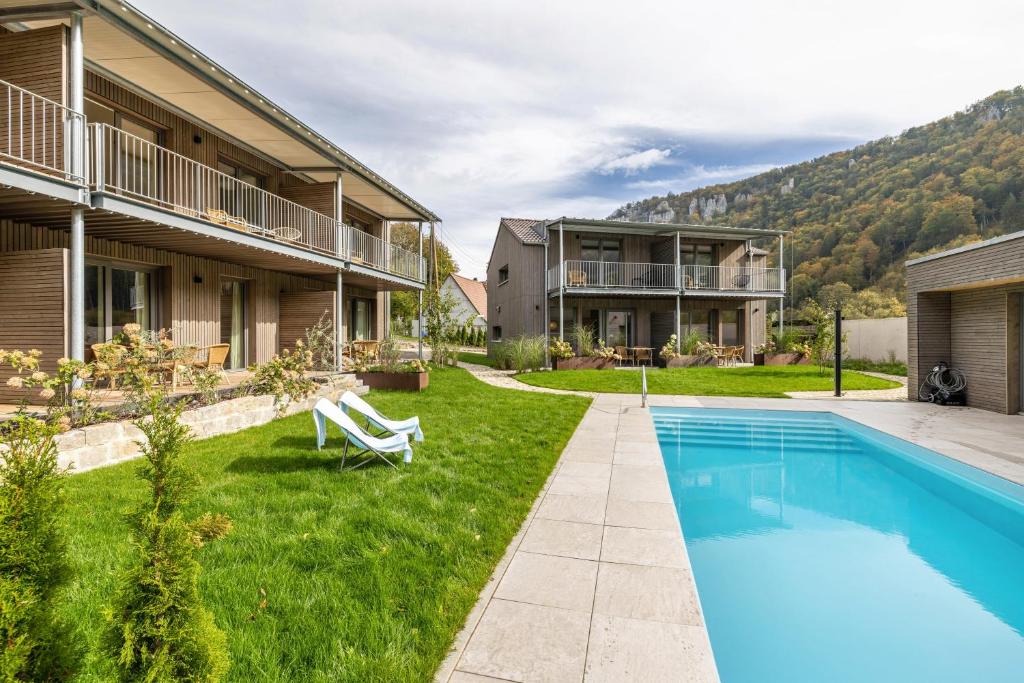 ein Bild von einem Haus mit Swimmingpool in der Unterkunft Nadou in Beuron