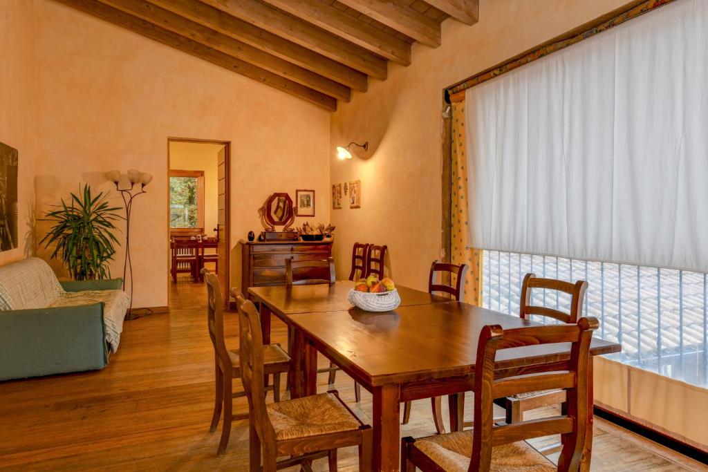 a dining room with a table and chairs at Colleincanto Appartamento Vittorio in Gavardo