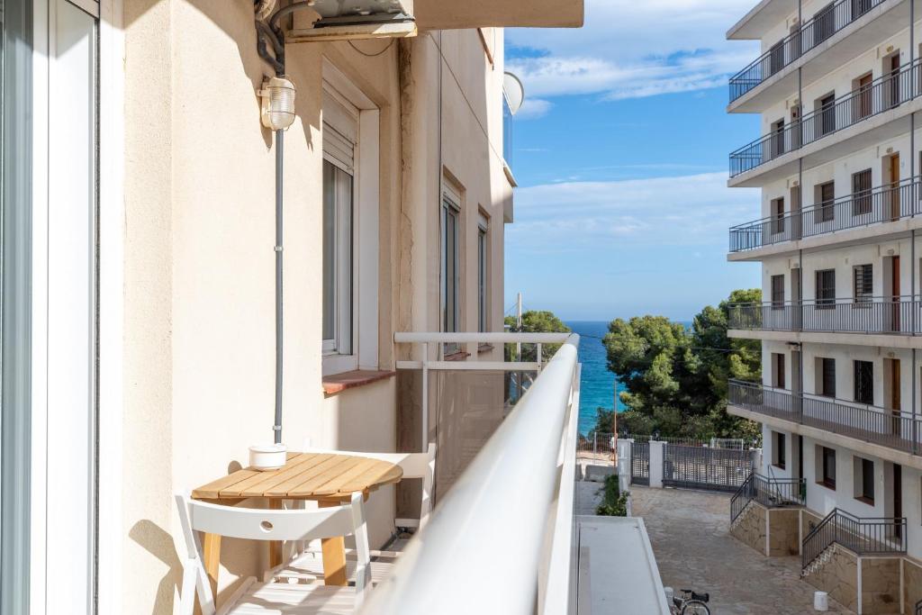 a balcony with a table and a view of the ocean at Sonrisita in Miami Platja