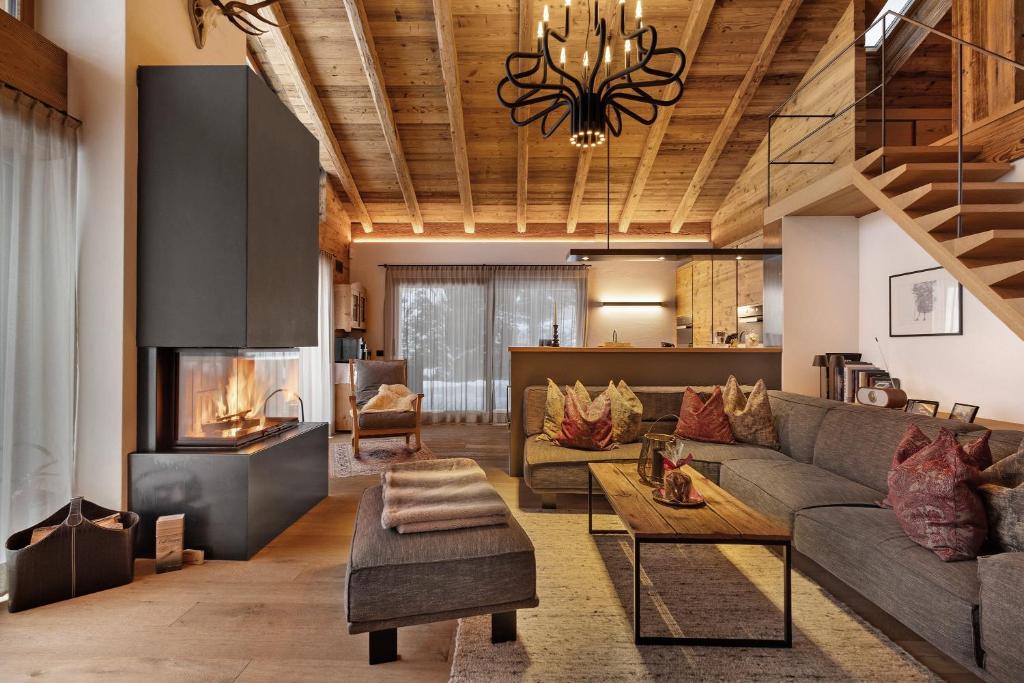 a living room with a couch and a fireplace at K Lodge Mountain in Valdaora
