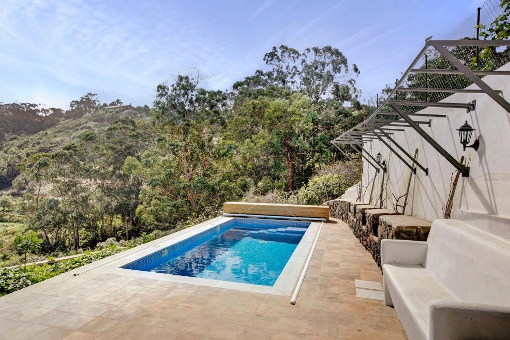 a swimming pool in the backyard of a house at La Bodega de Julián in Tegueste